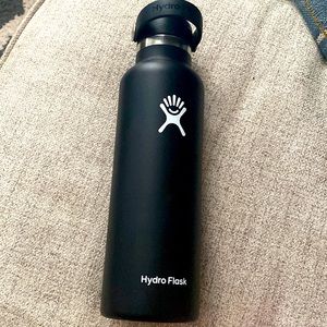 black 21 oz (621 mL) Hydro Flask water bottle, with standard mouth+ flex cap